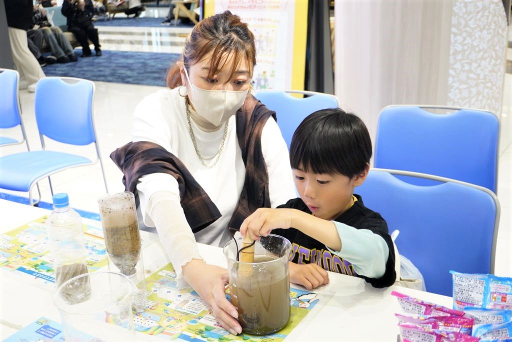 令和7年「水道週間」　水の実験コーナーの様子