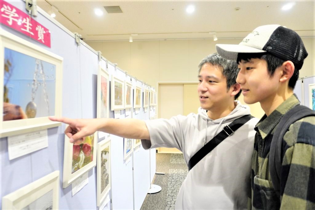 令和7年度　絵画、写真展示の様子