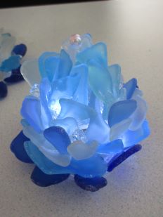 人工シーグラスで作った青いランプシェードの写真