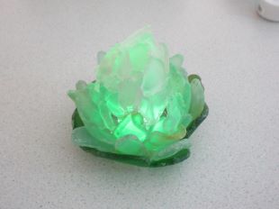 人工シーグラスで作った緑色のランプシェードの写真