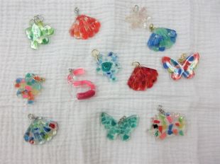 海洋プラスチックとガラス端材を封入したレジンアクセサリーの写真