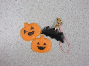 ペットボトルキャップから作ったハロウィンモチーフのキーホルダー