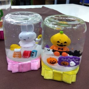 ハロウィンモチーフのスノードーム写真