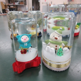 冬モチーフのスノードームの写真