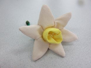 ちりめん細工の水仙の花飾り