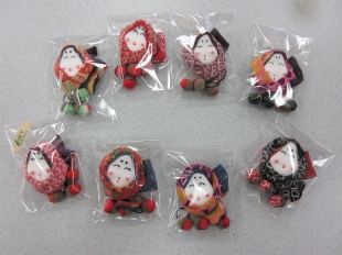 おかめブローチの写真