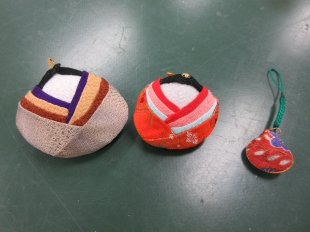 貝殻で作った雛人形と根付の写真