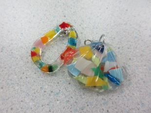 海洋プラスチックとガラス端材を封入したレジンアクセサリーの写真