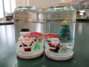 クリスマスモチーフのスノードームの写真