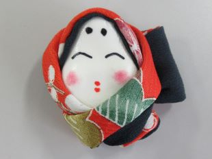 おかめブローチの拡大写真