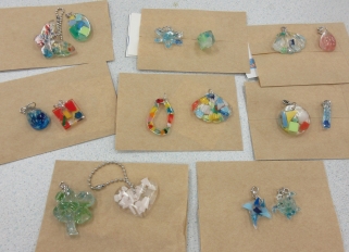 海洋プラスチックとガラス端材を使ったキーホルダーの写真