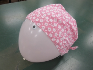 手ぬぐいで作ったバンダナタイプの帽子の写真