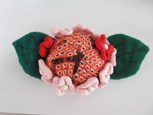 ちりめん細工のアジサイの花飾り