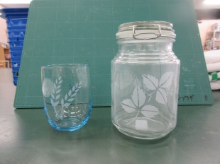 サンドブラストで模様付けしたグラスと保存びん