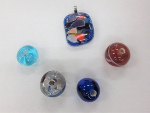 トンボ玉とガラスフュージングの写真