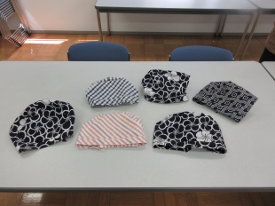 手ぬぐいで作ったバンダナタイプの帽子の写真