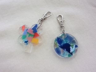 海洋プラスチックとガラス端材を封入したレジンアクセサリーの写真