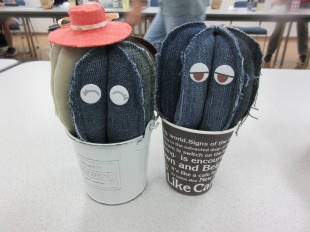 デニムのはぎれから作ったサボテンマスコット２点の写真