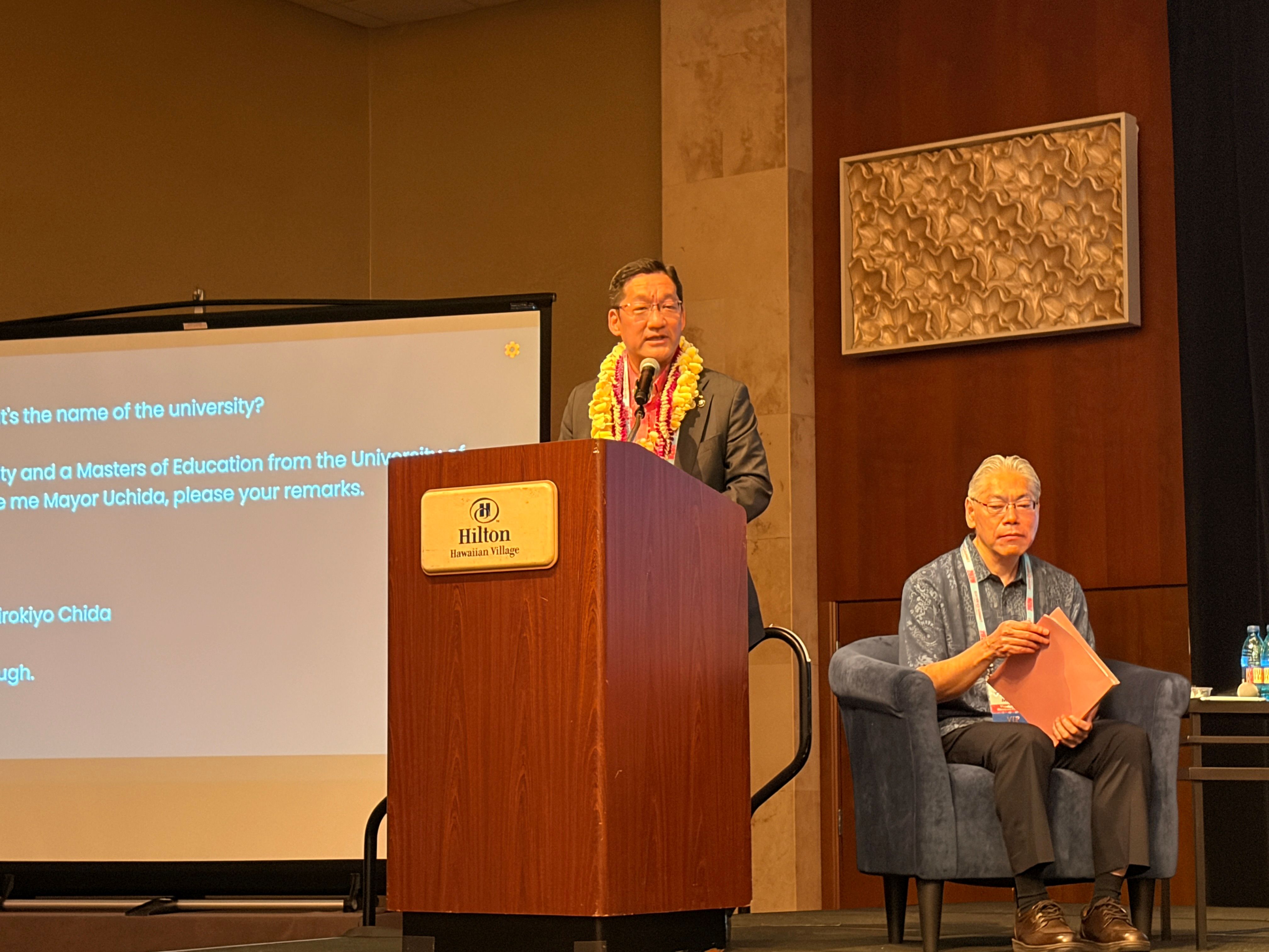 壇上で防災への取り組みについて発言する市長