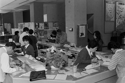 02_07市役所本庁舎の市民課窓口(昭和60年4月、いわき市撮影):”市民を待たせない・歩かせない”「総合窓口サークル」方式を実現。全国でもめずらしい形態だったそうです