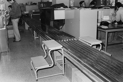 02_08市民課模写電送装置(昭和40年代、いわき市撮影):当時、最新鋭!本庁舎内で文書のやり取りを行うための装置。FAXのような仕組みでやり取りができ、1階窓口で多くの手続きを受け付けられるようになりました