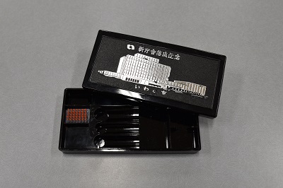 02_10新庁舎落成記念品・印鑑ケース(いわき市撮影):凹凸加工で表現された本庁舎外観が銀色にめっき塗装されています。皆さんのお手元で今でも使われていたりしますか?