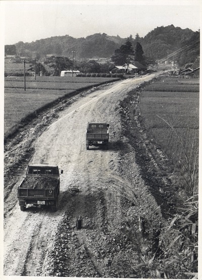 7 鹿島街道新設工事、平方面を見る。旧道を行くバスが見える。(1写真の逆方向)・現ニュータウン入口(昭和38年3月、比佐不二夫氏撮影)