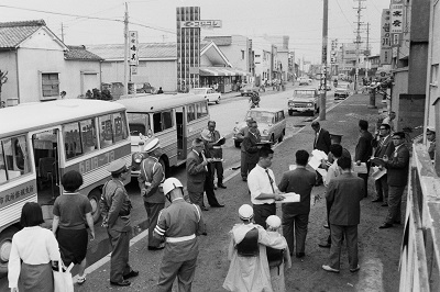10 鹿島街道の道路査察・磐城(現小名浜)支所付近から港方面を見る(昭和42年6月、いわき市撮影)