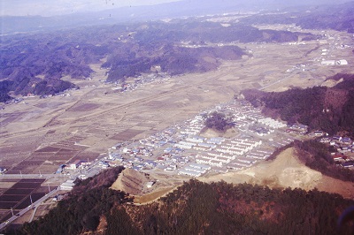 11 空撮・新たに建設された船戸団地を通じる鹿島街道(昭和50年頃、いわき市撮影)