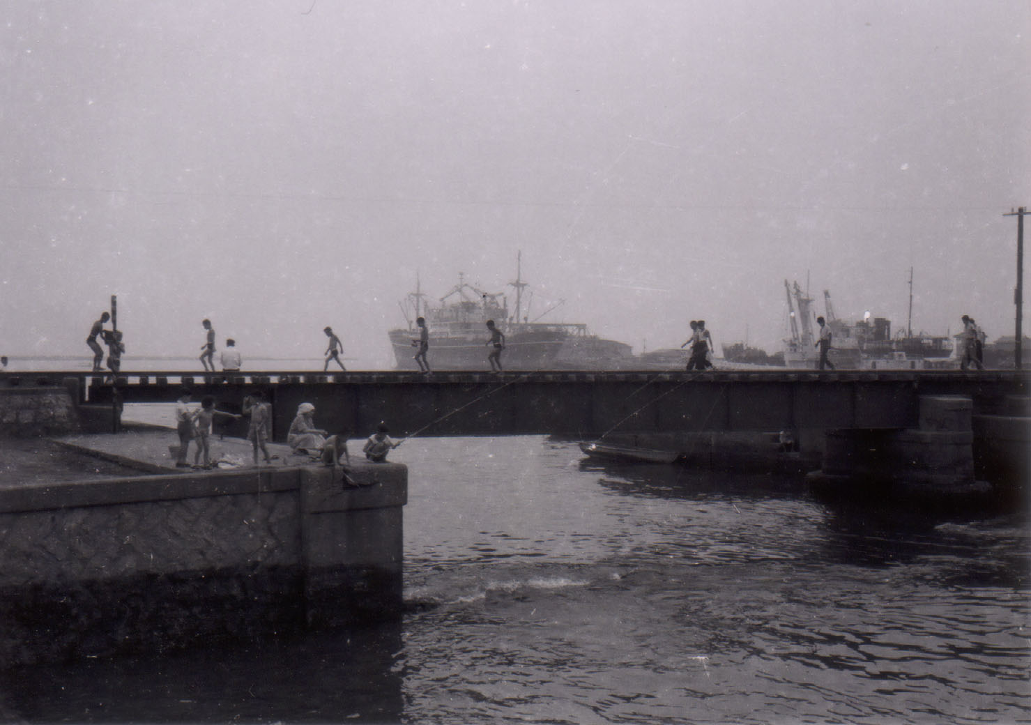 小名浜臨港鉄道小名川橋梁と渡る人、釣り人(昭和30年代、長谷川達雄氏撮影)