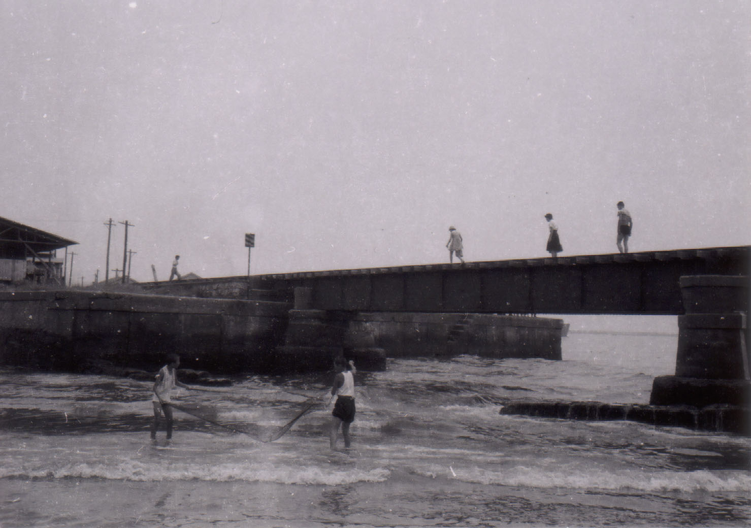 小名浜臨港鉄道小名川橋梁と川網を張る少年(昭和30年代、長谷川達雄氏撮影)