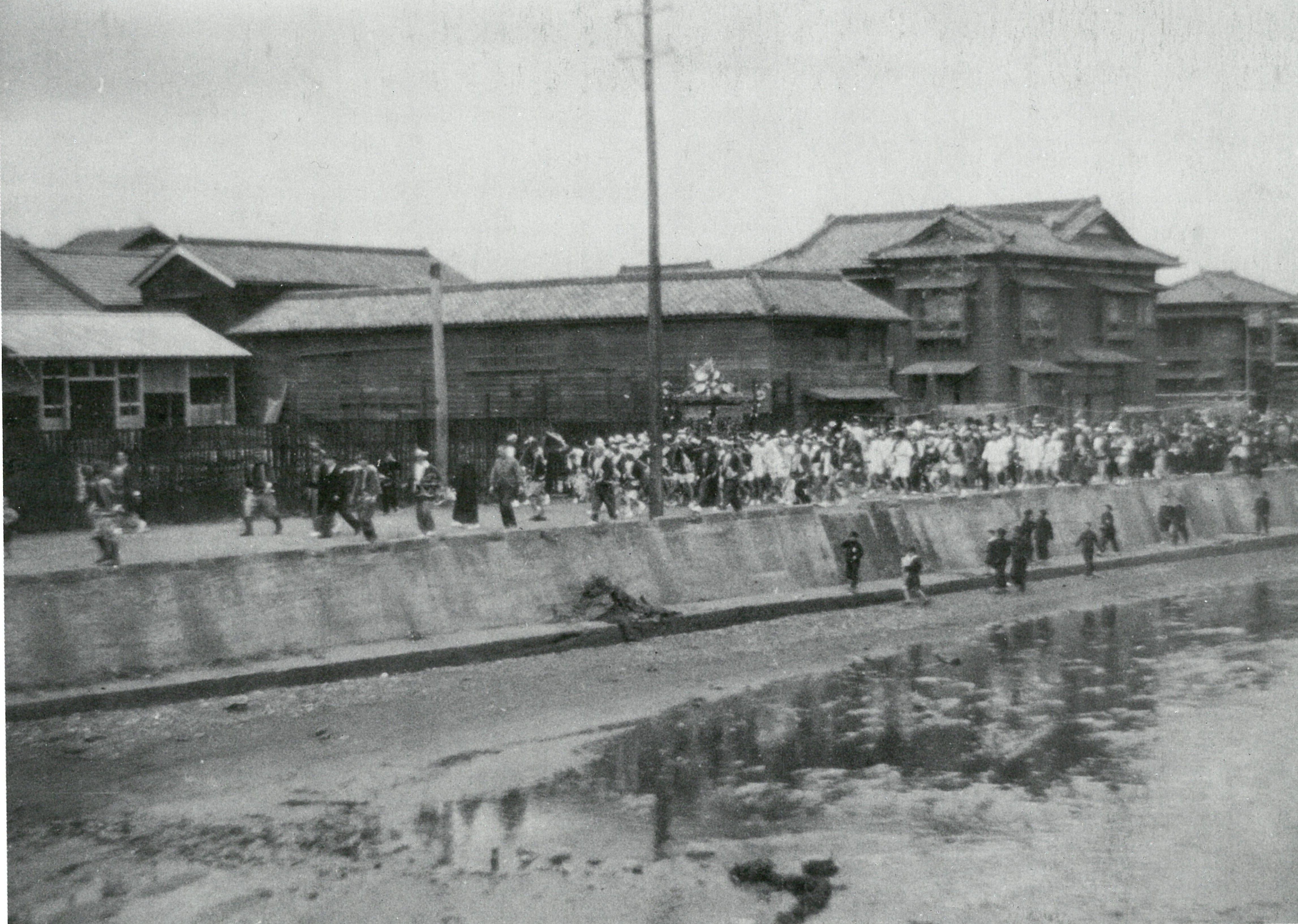 小名浜諏訪神社のみこし渡御・小名川べり(昭和32年、ふるさとの想い出)