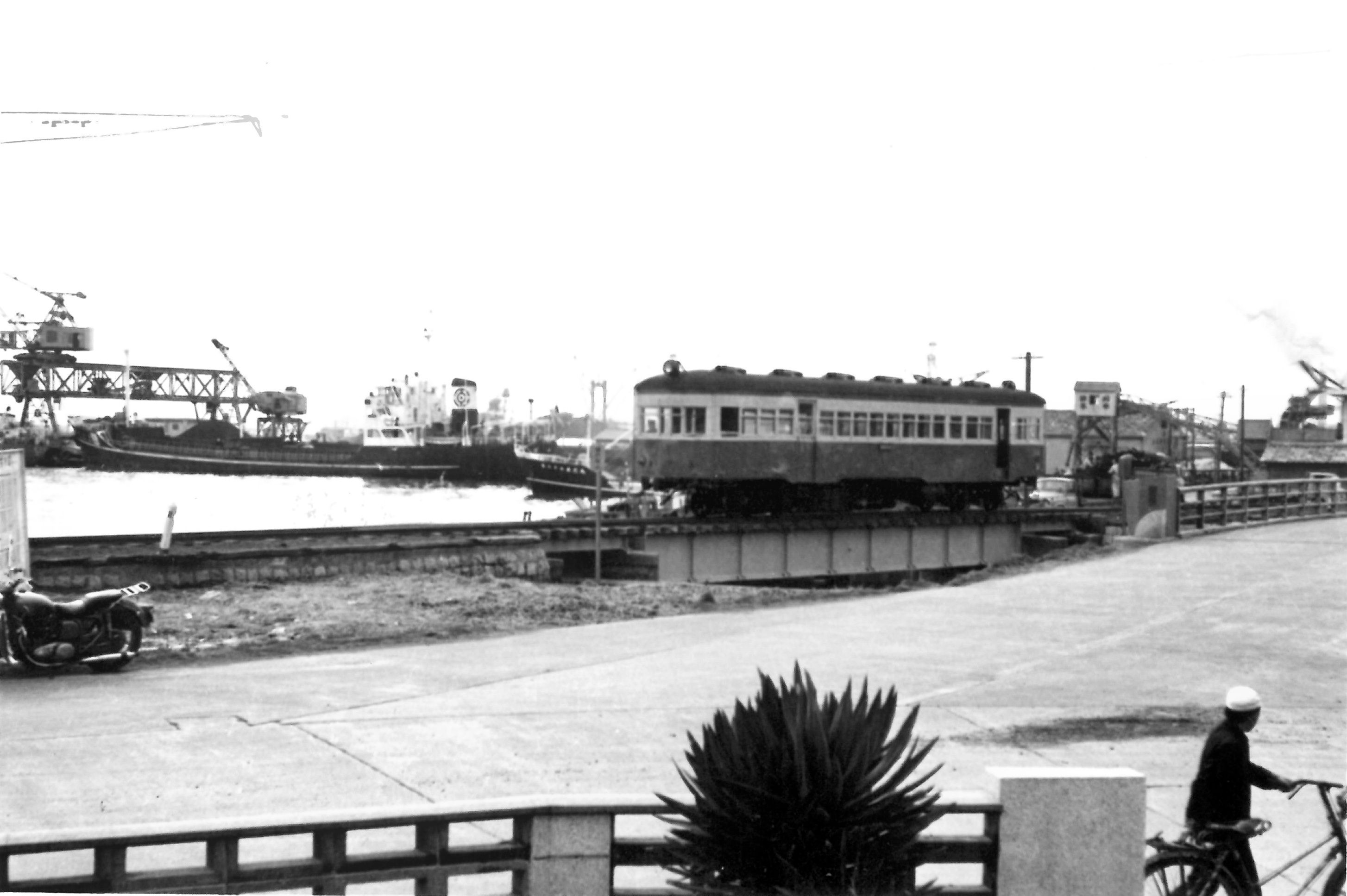 小名浜臨港鉄道小名浜-栄町の小名川鉄橋を走るキハ102(昭和41年2月6日、高井薫平氏提供)