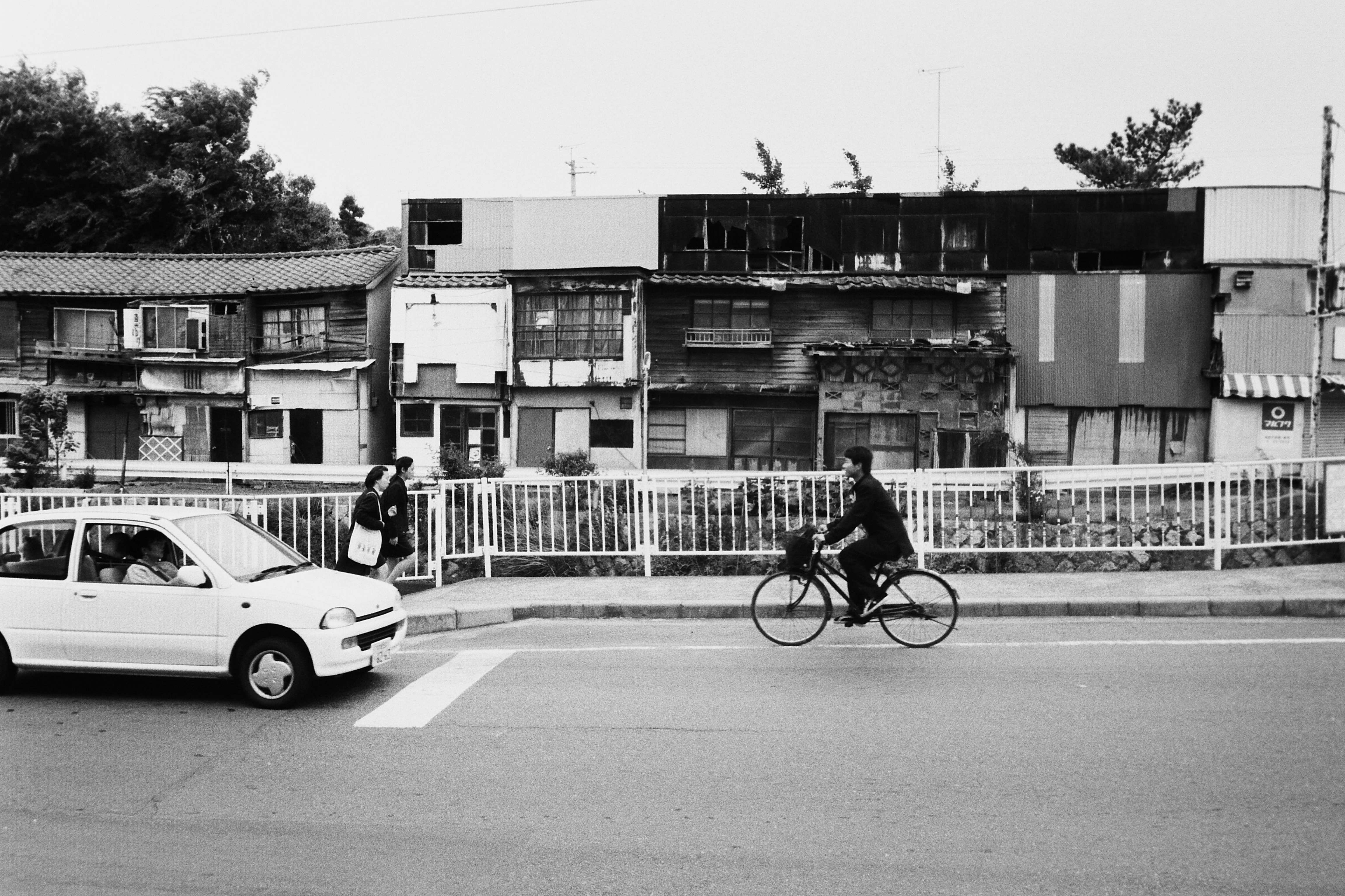 小名川べり商店街を対岸の小名浜字橋本から見る(平成7年5月、高萩純一氏撮影)