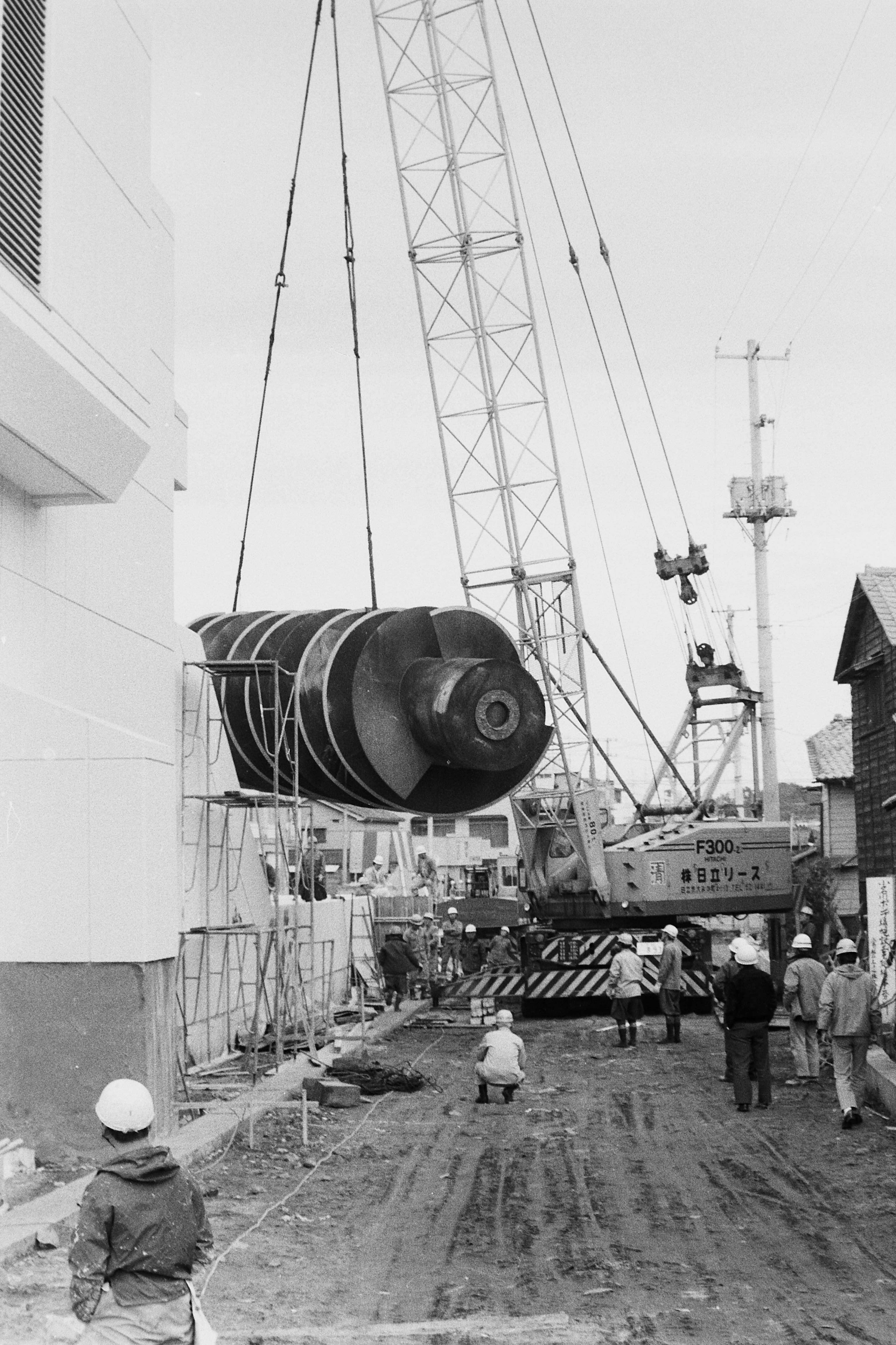 小名川ポンプ場に巨大スクリューが設置(昭和52年3月、いわき民報社撮影)