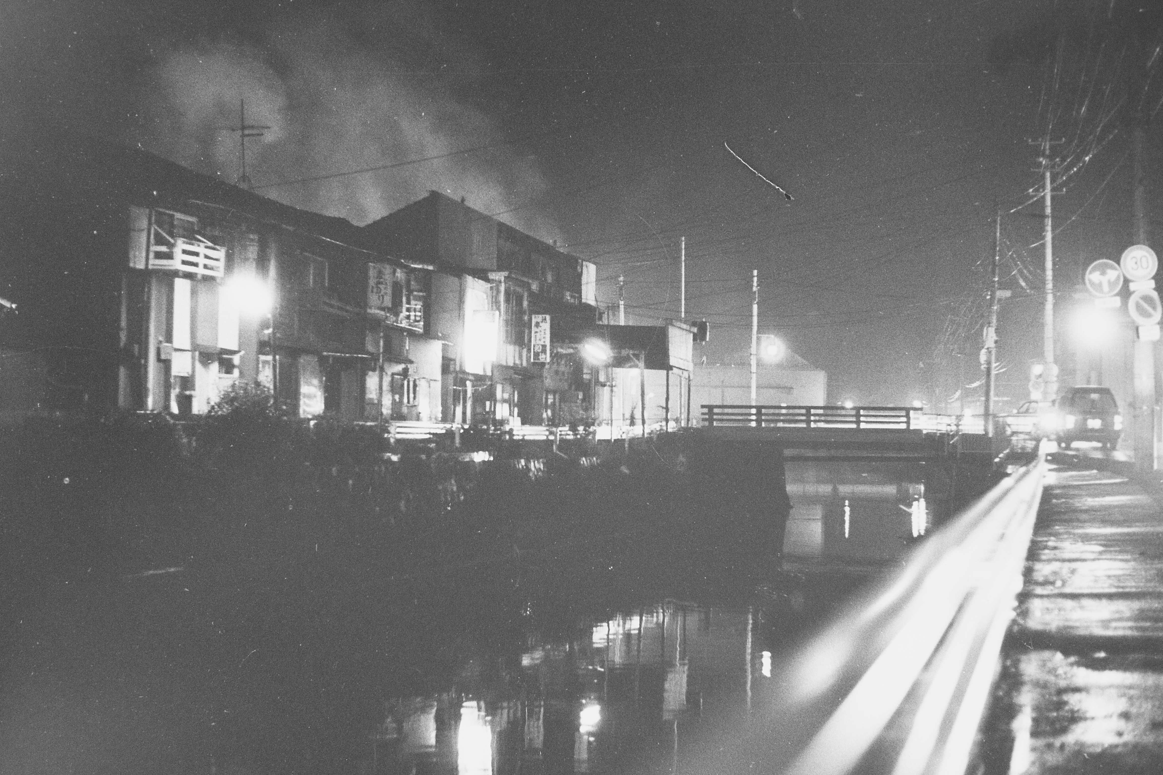 小名浜古湊の小名川べり棟割飲食街「小名川マーケット」を下流に向かって見る(平成元年9月、いわき民報社撮影)