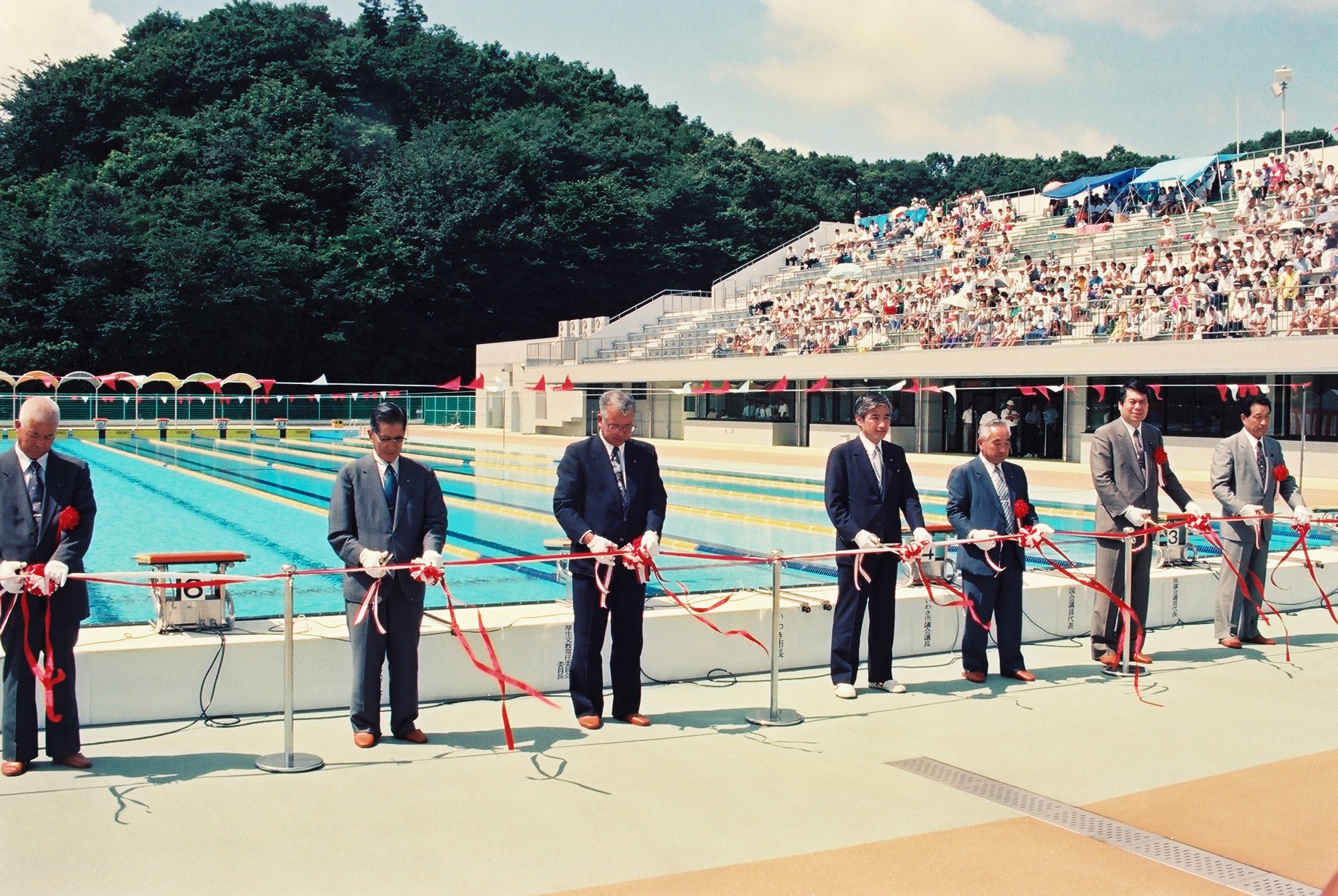 いわき市民プール・落成式テープカット(平成6年7月25日、いわき市撮影)