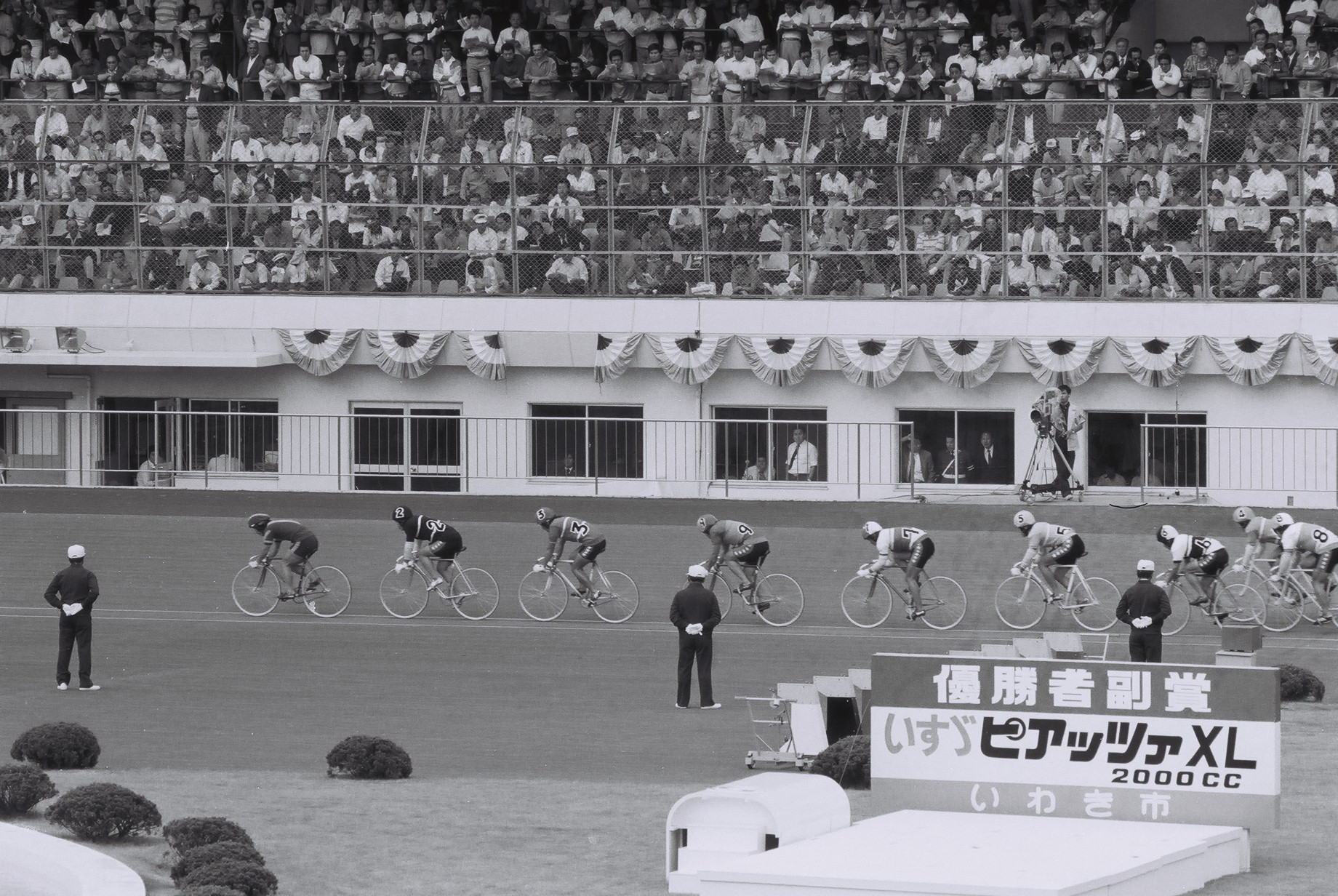 6 いわき平競輪場・オールスターの疾走(昭和58年10月、いわき市撮影)