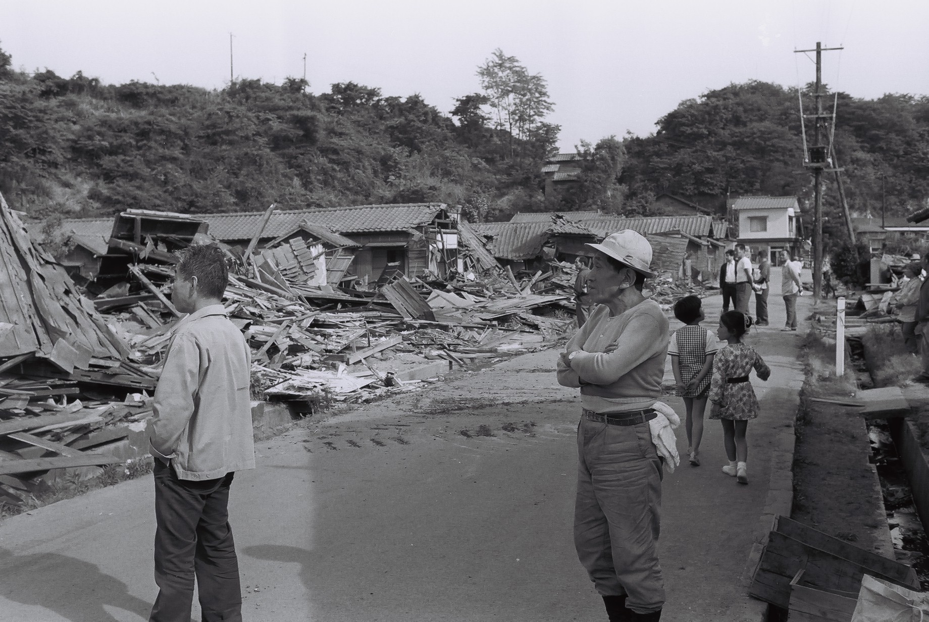 10 八仙炭鉱住宅の取り壊しを見守る人々(2)(昭和47年6月、いわき市撮影)