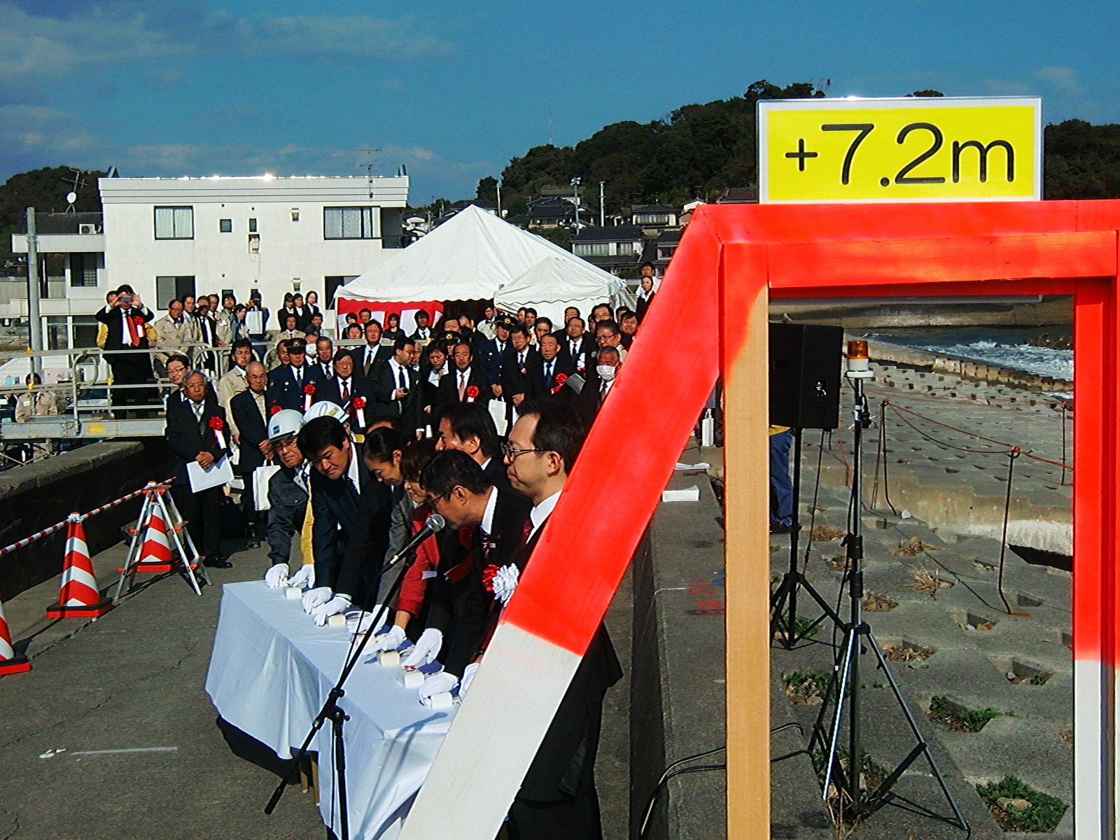 15 いわき管内海岸復旧事業の合同安全祈願祭と海岸堤防の起工式・かさ上げの7.2mが表示された久之浜海岸(2012年11月、いわき市撮影)