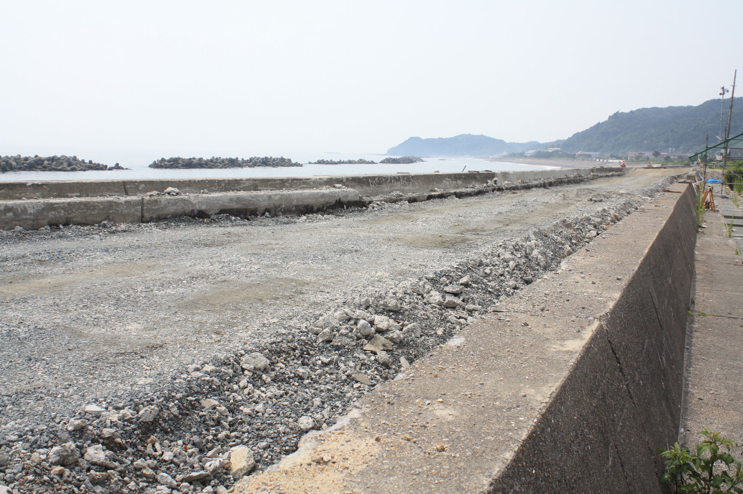 7 防潮堤かさ上げ工事〔平成25 (2013)年8月、佐藤貴行氏撮影〕