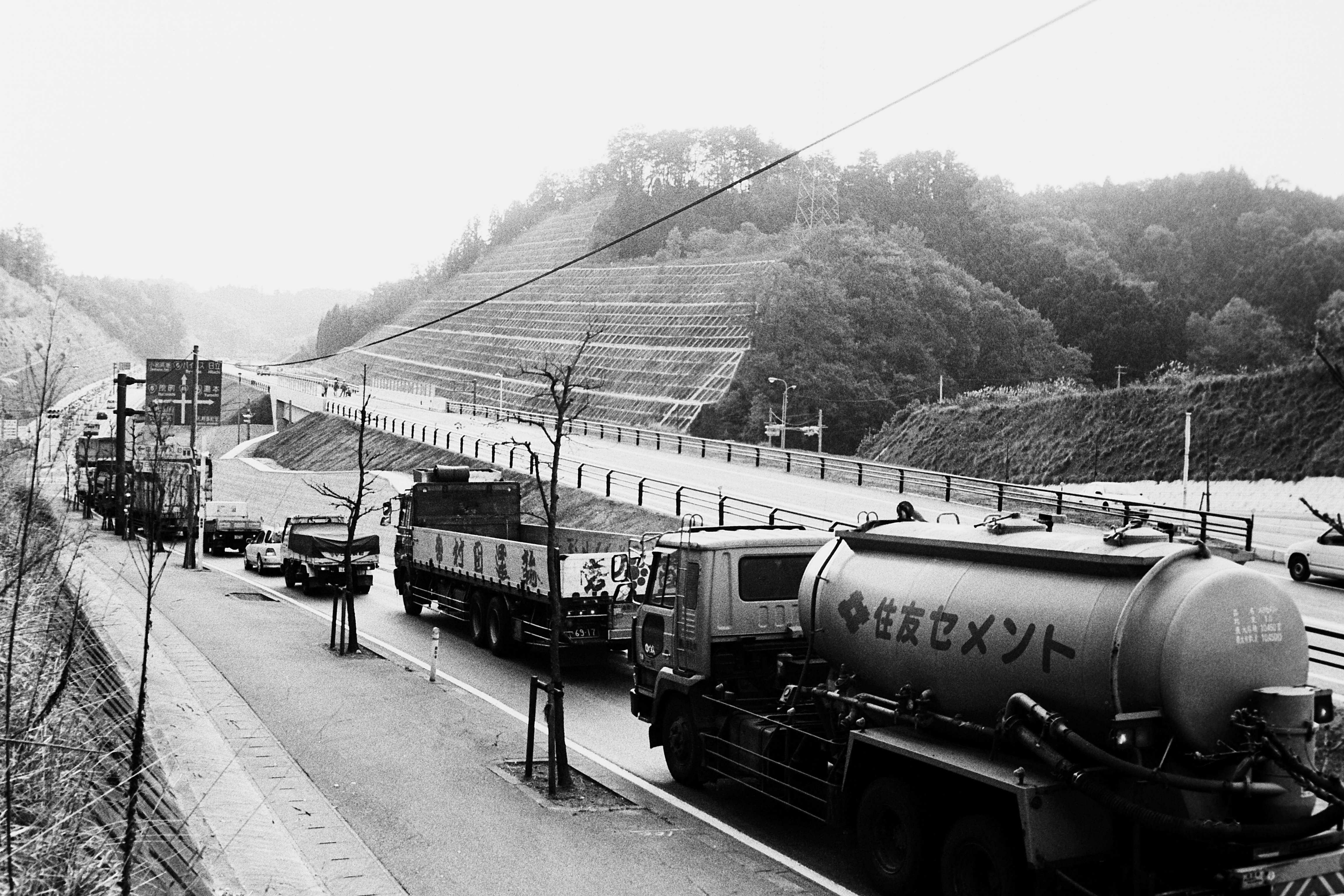 ■写真3-3 立体交差による開通間近 〔平成12(2000)年11月 いわき民報社撮影〕