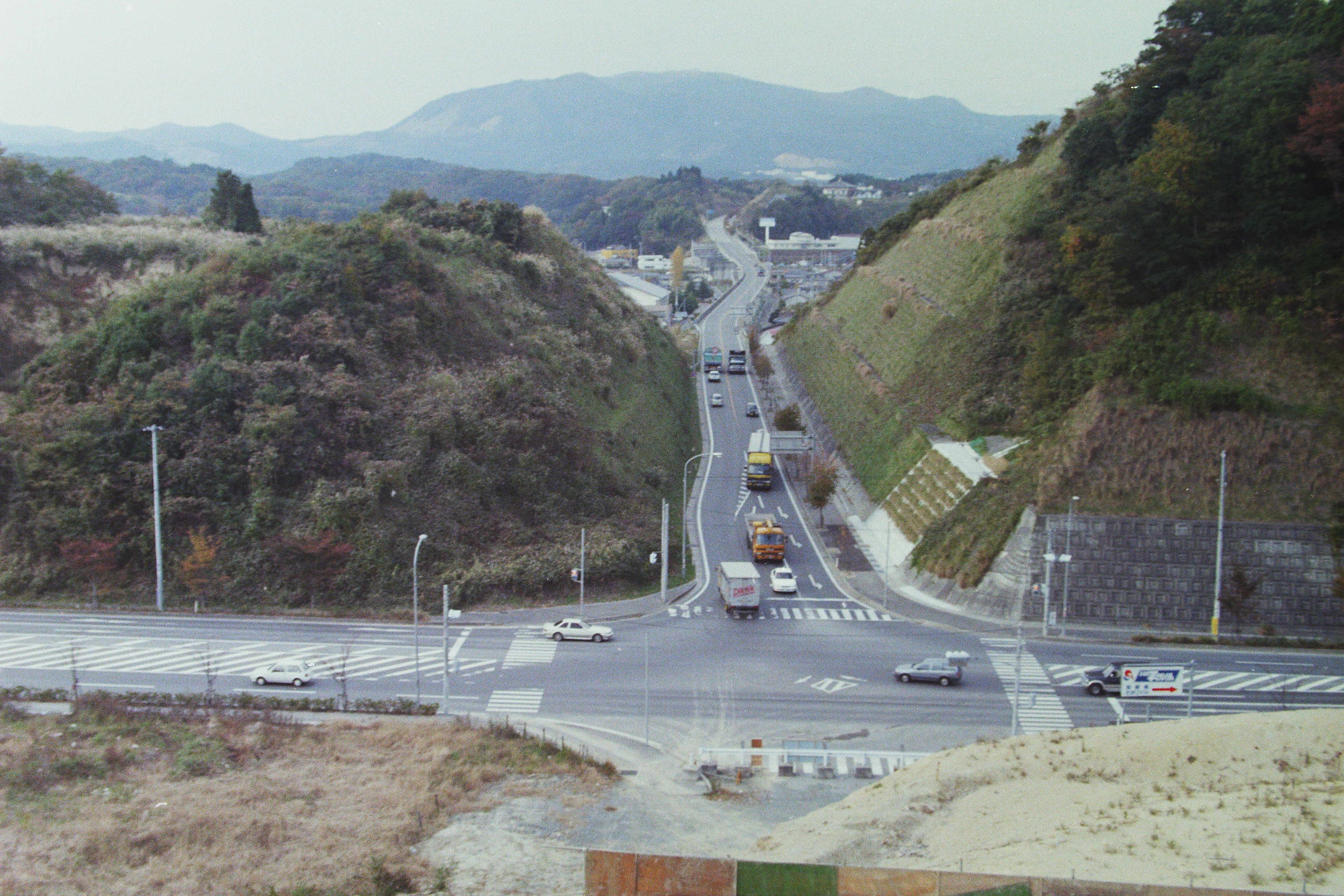 ■写真4-1 番匠地交差点以東の国道49号平バイパス建設を好間方面に向かって見る 〔平成6(1995)年11月 いわき市撮影〕