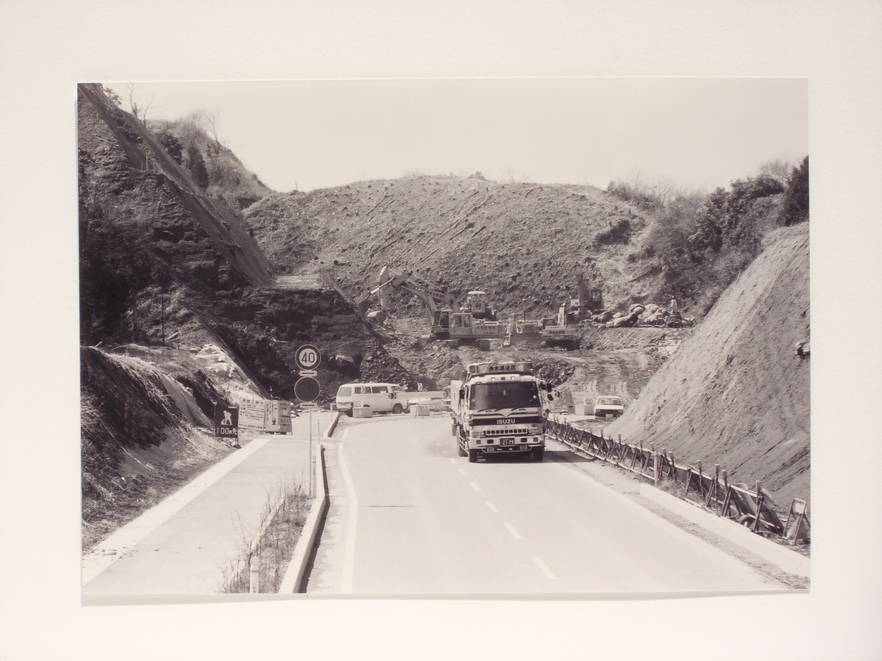 3■1-1 都市計画道路内郷駅-平線の磐城総合共立病院裏に広がる丘陵地の開削を東側から見る 〔平成元(1989)年3月 いわき市撮影〕.JPG