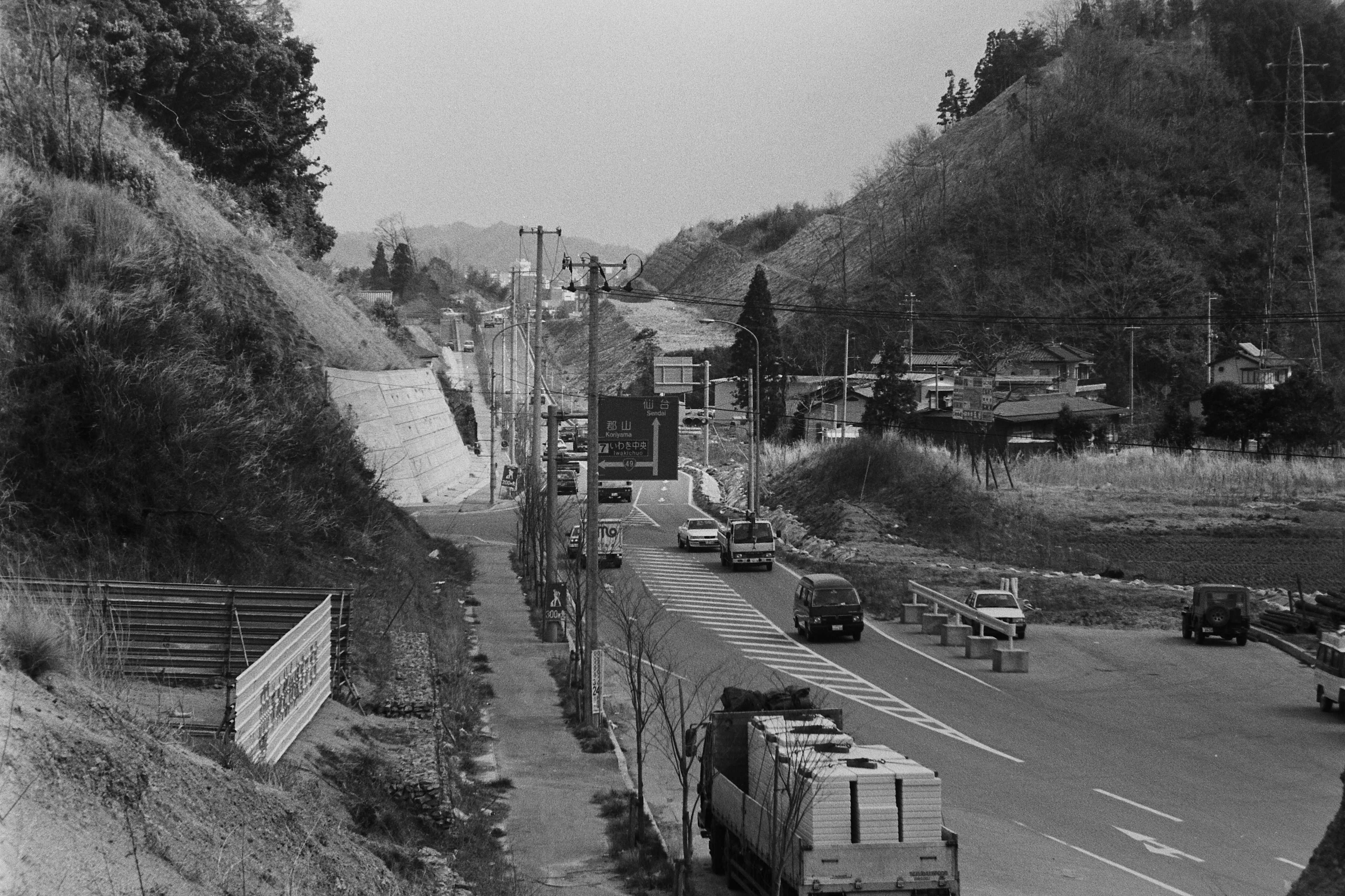 都市計画道路内郷駅-平線の番匠地交差点工事を東方に向かって見る 〔平成2(1990)年3月 いわき市撮影〕