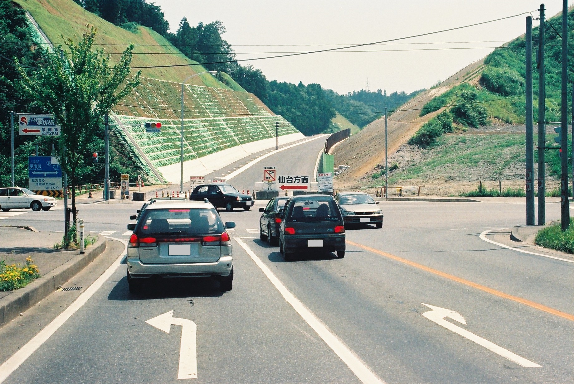 ■写真3-2 平面交差による開通間近 〔平成7(1995)年8月 いわき市撮影〕