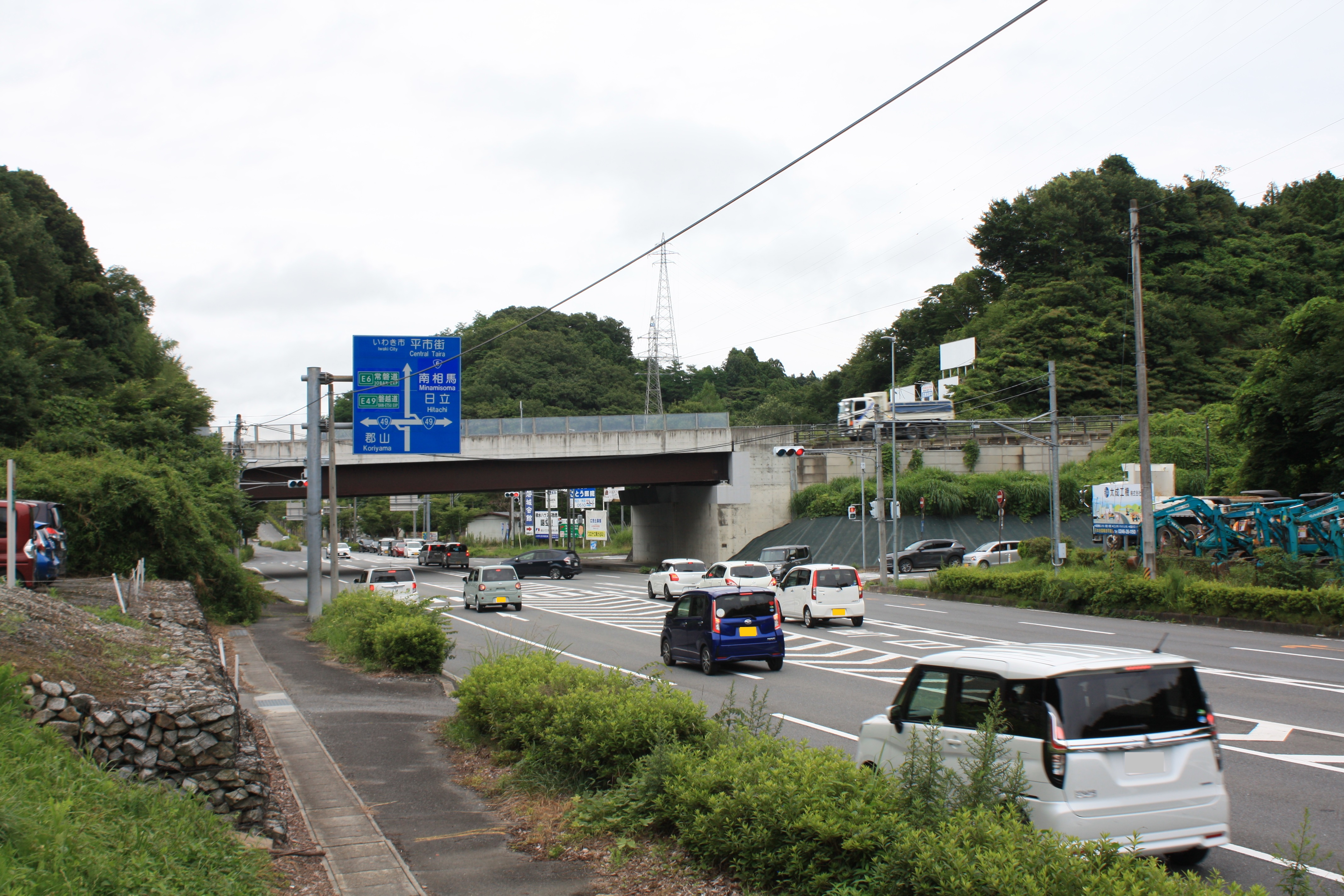 ■写真2-4 現在の市道内郷-平線を東方に向かって見る 〔令和3(2021)年7月 小宅幸一撮影〕