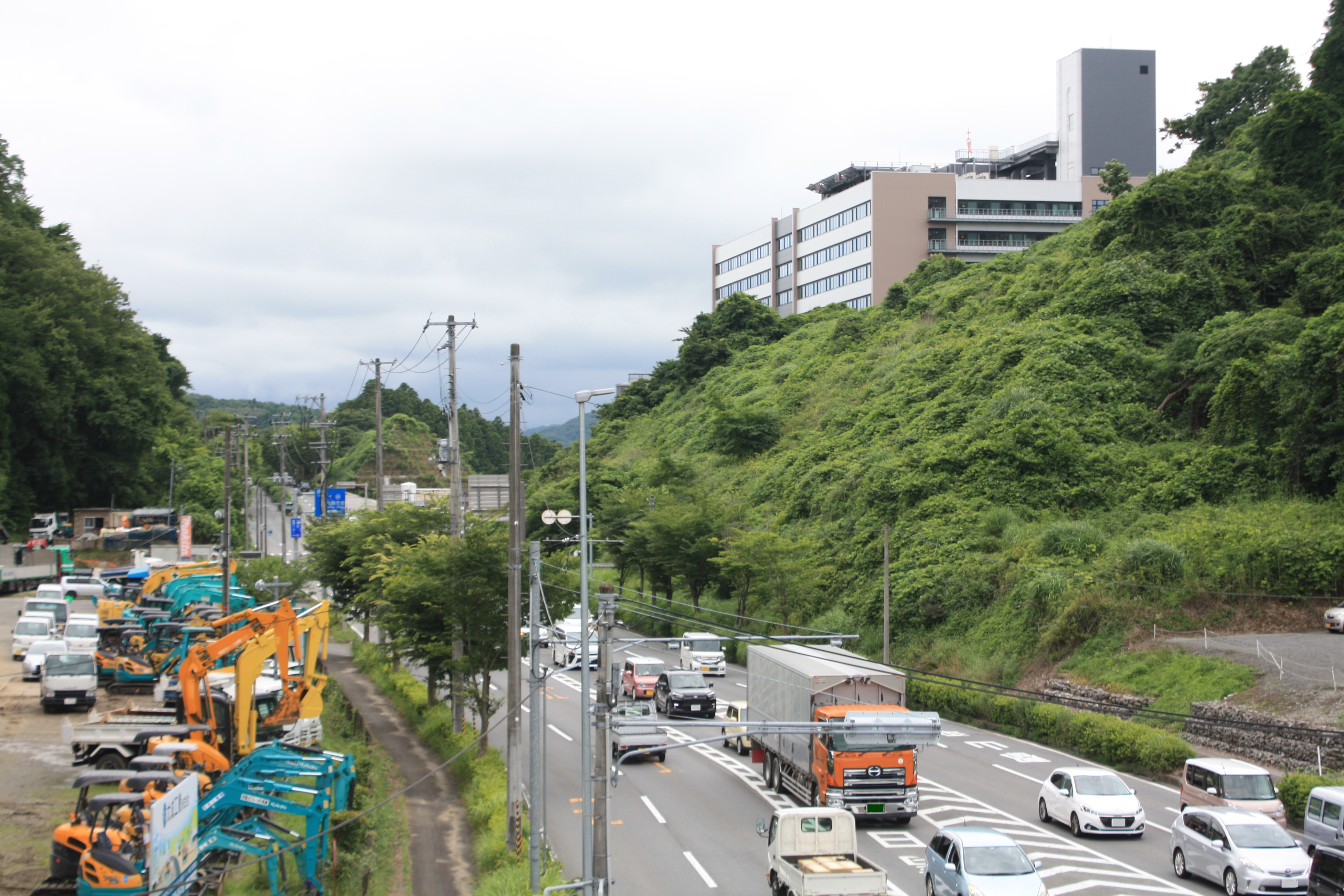 ■写真1-3 現在の市道内郷-平線を西方に向かって見る 〔令和3(2021)年7月 小宅幸一撮影〕