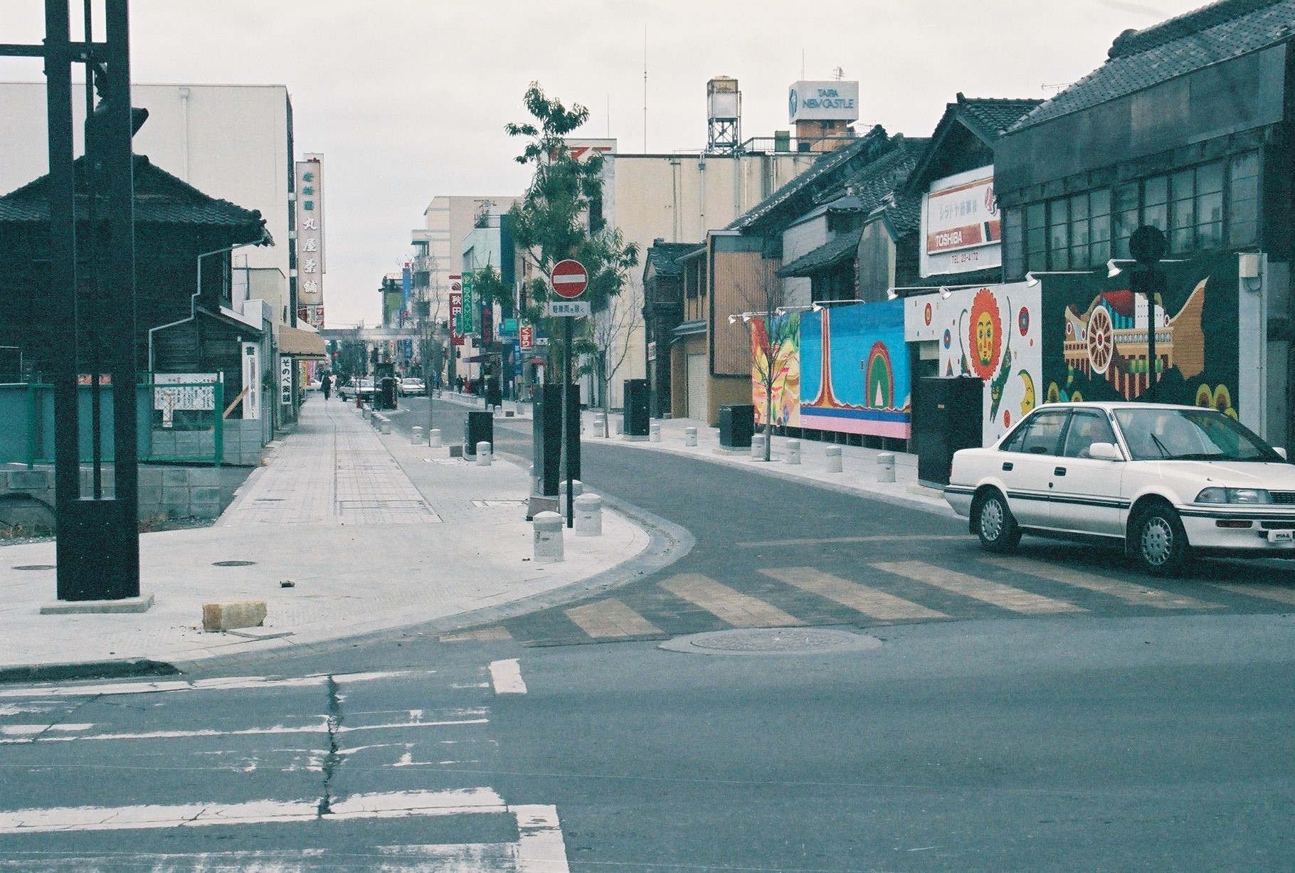 ■写真1-2 容易に進行しない再開発区域に壁画ペイントの企画 〔平成7(1995)年1月 いわき市撮影 〕