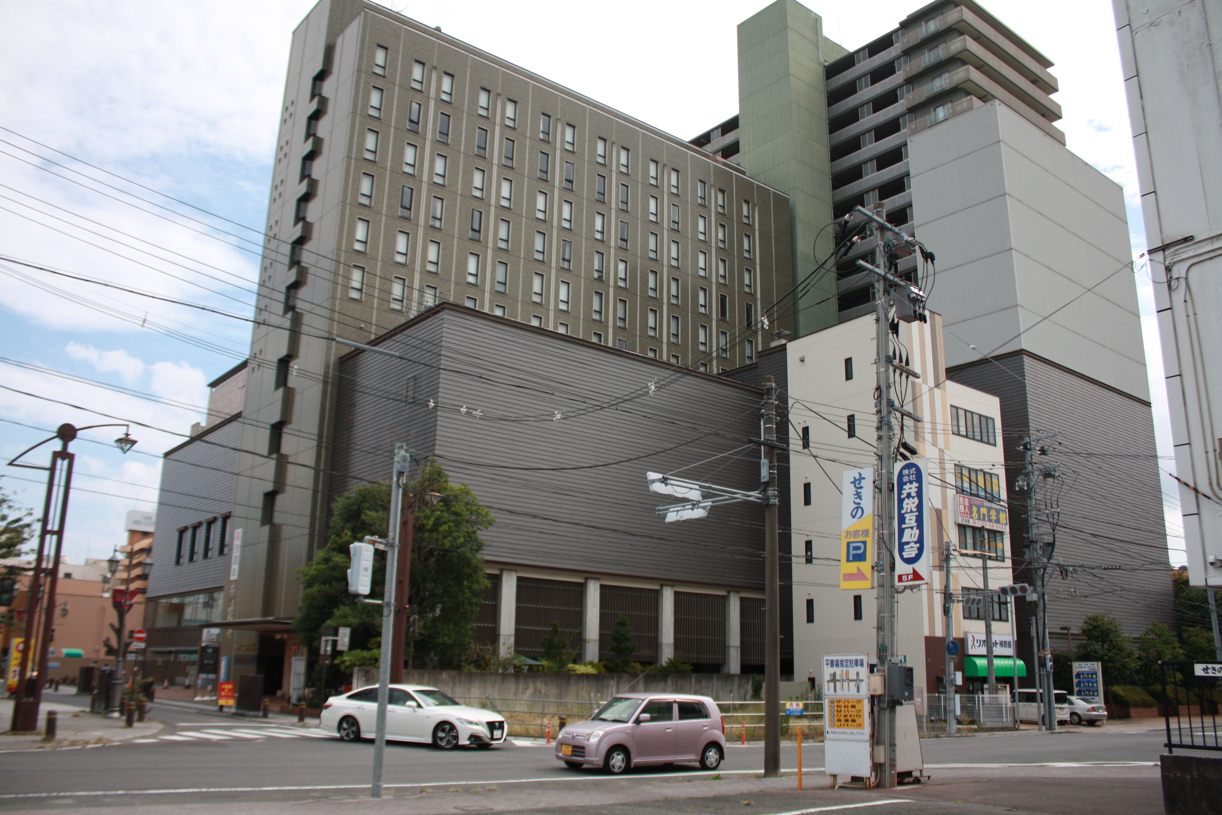 ■写真1-3 平字一町目のTIビルと本町通り 〔令和4(2022)年10月 小宅幸一撮影〕